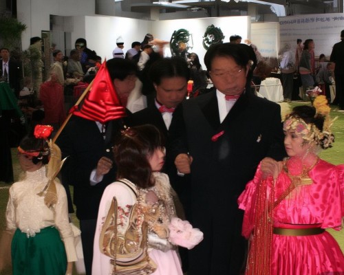 嗯，用户让我写一篇关于玻尿酸注射的文章，标题和内容都要写。首先，我得确定标题，得吸引人。玻尿酸注射现在挺流行的，可能用玻尿酸注射，了解其原理、效果及注意事项这样的标题，既全面又明了