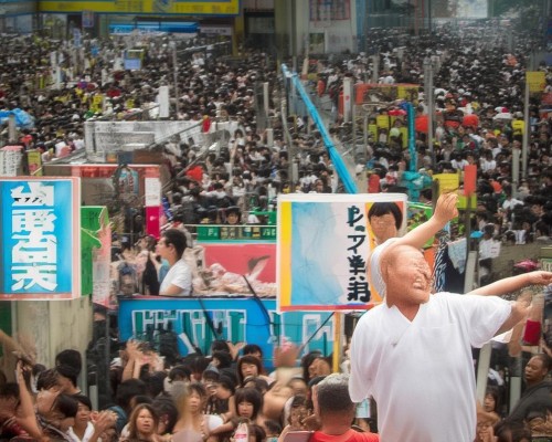 好，用户让我写一篇关于假体隆鼻的文章，标题和内容都要写。首先，我需要确定标题，要吸引人又专业。假体隆鼻是一个比较热门的话题，所以标题可以强调自然与精致的结合，比如假体隆鼻，自然与精致的完美结合