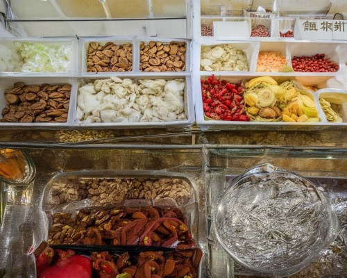 嗯，用户让我写一篇关于鼻尖挛缩的文章，标题和内容都要写。首先，我得弄清楚什么是鼻尖挛缩。可能是指鼻尖部位的肌肉或软组织出现了异常的收缩，导致鼻部形态异常。这可能与先天因素或后天受伤有关