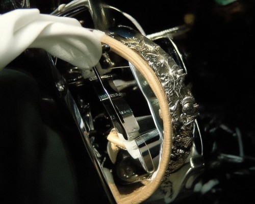 嗯，用户让我写一篇关于注射隆鼻的文章，标题和内容都要写。首先，我得确定标题，得吸引人又专业。可能用注射隆鼻，从选择到术后护理，全面解析这样的标题，既涵盖了手术前的准备，也提到了术后护理，比较全面