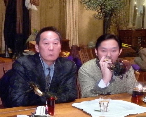 接下来，文章内容要不少于859个字，所以得详细展开。我应该先介绍先天鼻畸形的常见类型，比如鼻孔形状不对、歪鼻梁、鼻尖过长或过短等。然后，解释为什么矫正重要，可能涉及自信心、面部美观和功能问题