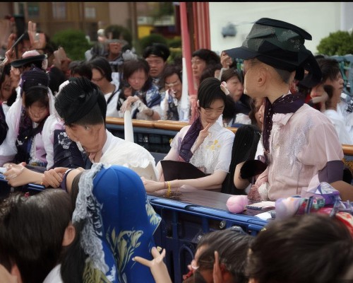 嗯，用户让我写一篇关于垫高鼻梁的文章，首先我得确定标题。标题要吸引人，同时明确主题，所以垫高鼻梁，从美学到功能性，全面解析这个标题不错，涵盖了美学和功能性两个方面