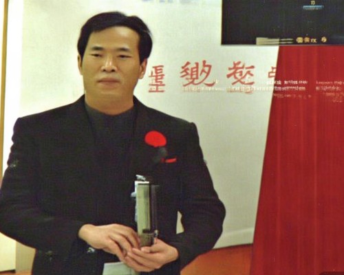 嗯，用户让我写一篇关于鼻翼内收的文章，标题和内容都要写。首先，我得理解什么是鼻翼内收。鼻翼内收是指鼻翼的宽度比正常情况下要小，可能是因为基因、环境或疾病导致。这可能影响到面部的对称性和美观