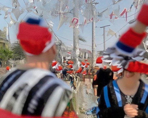 嗯，用户让我写一篇关于小翘鼻的文章，标题和内容都要写。首先，我得弄清楚什么是小翘鼻。小翘鼻是指鼻梁高挺，鼻尖弯曲，看起来像翘起来的，对吧？这可能和遗传有关，也可能和环境因素有关