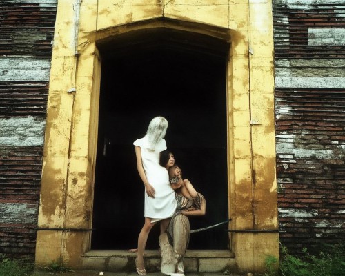 好，用户让我写一篇关于网红鼻的文章，标题和内容都要写。首先，我需要明确网红鼻指的是什么。可能是指网红的鼻子，或者是网红鼻孔之类的，但更可能是指网红在社交媒体上流行的鼻子造型或者相关的话题