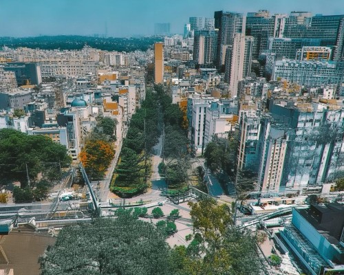 用户还给了一个标题的例子，是中文的，所以我应该保持标题的中文风格。然后，内容部分需要不少于990个字，所以每个部分都要详细展开