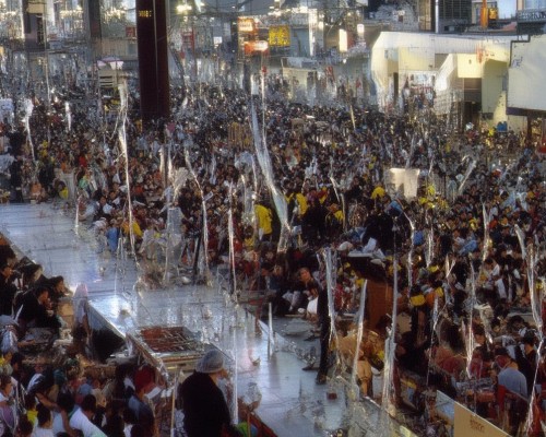 用户还要求写一个标题，我先想了一个，感觉还不错，涵盖了美丽和自然的主题，也突出了疤痕增生的过程。接下来是文章内容，用户要求不少于801个字，所以内容需要详细一些