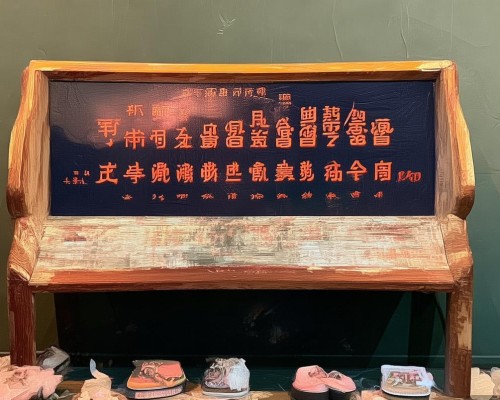 嗯，用户让我写一篇关于玻尿酸注射的文章，标题和内容都要写。首先，我得确定标题，得吸引人，同时涵盖玻尿酸注射的主要点。玻尿酸注射通常用于补水，改善皱纹，所以标题可以是玻尿酸注射，补水与抗皱的秘密