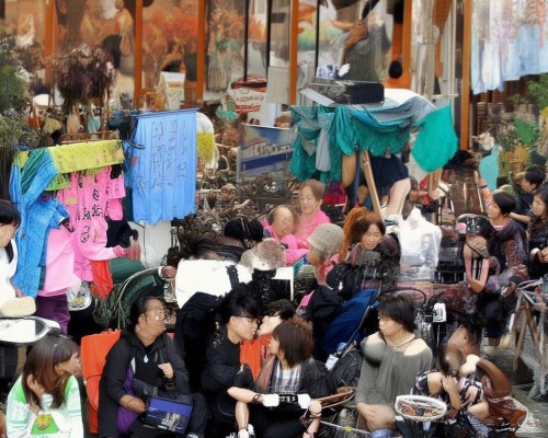 嗯，用户让我写一篇关于鼻翼内收的文章，标题和内容都要写。首先，我得理解什么是鼻翼内收。鼻翼内收是指鼻翼的宽度比正常情况下要小，可能是因为基因、环境或疾病导致。这可能影响到面部的对称性和美观