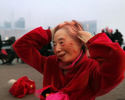 在写作过程中，要注意用词准确，避免过于专业，让读者容易理解。同时，要确保内容连贯，逻辑清晰。字数方面，需要控制在992字以上，所以每个部分都要详细展开，提供足够的信息和例子