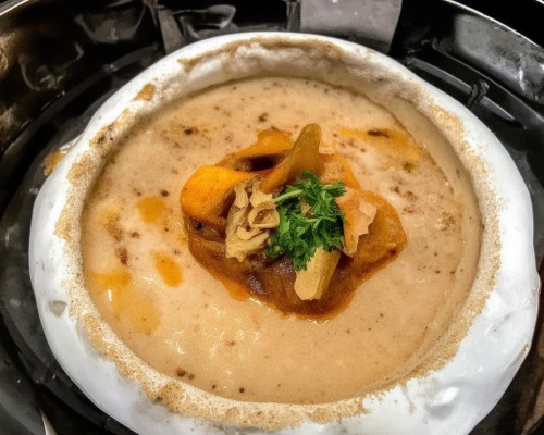 好，用户让我写一篇关于微创鼻整形的文章，标题和内容都要写。首先，我需要确定标题，要吸引人又专业。微创鼻整形是个比较专业的领域，标题可以突出技术、效果和安全性，比如微创鼻整形，技术革新与效果保障