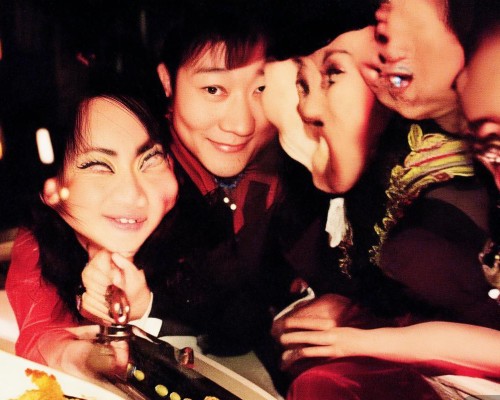 嗯，用户让我写一篇关于垫高鼻梁的文章，首先我得确定标题。标题要吸引人，同时明确主题，所以垫高鼻梁，从美丽到自信的完美蜕变听起来不错，既传达了美容效果，又突出了心理层面的变化