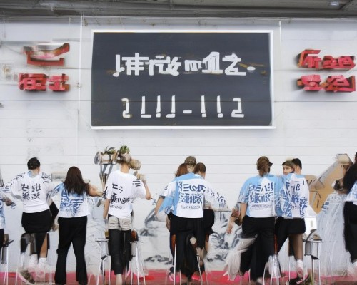 嗯，用户让我写一篇关于鼻基底填充的文章，标题和内容都要写。首先，我得理解什么是鼻基底填充。鼻基底是鼻腔的底部，填充物通常是硅胶或膨体材料，用于改善鼻部形态，比如鼻塞、鼻炎或手术后恢复