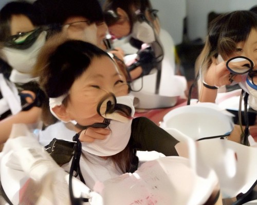 在引言部分，我会提到超现实主义的起源，比如由毕加索、马奈等艺术家发起的运动，以及它对现代艺术的影响。这样可以为读者提供一个背景，让他们了解超体的来源