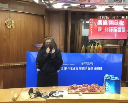 嗯，用户让我写一篇关于超体的文章，标题和内容都要写。首先，我得弄清楚超体指的是什么。可能是指超现实主义艺术，或者是某种新的身体技术？用户可能对这个词不太确定，所以需要先明确概念