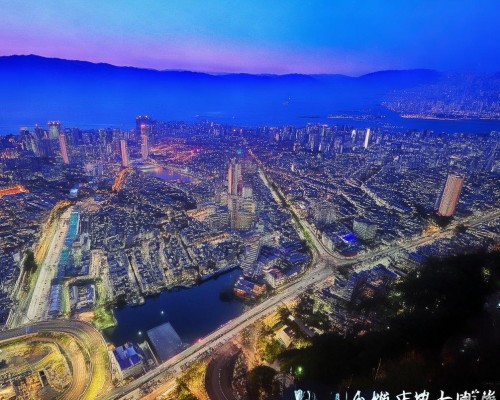 嗯，用户让我写一篇关于垫高鼻梁的文章，首先我得确定标题。标题要吸引人，同时明确主题，所以垫高鼻梁，从美丽到自信的完美蜕变听起来不错，既传达了美容效果，又突出了心理层面的变化