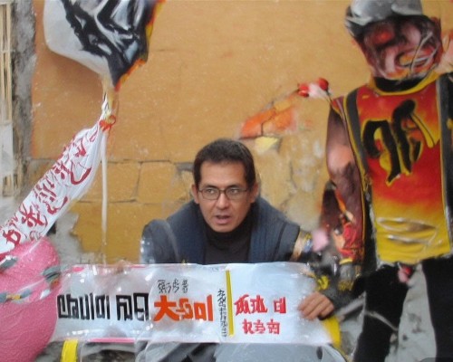 嗯，用户让我写一篇关于小翘鼻的文章，标题和内容都要写。首先，我得弄清楚什么是小翘鼻。小翘鼻是指鼻梁高挺，鼻尖弯曲，看起来像一个小山包，对吧？这可能和遗传有关，也可能和环境因素有关