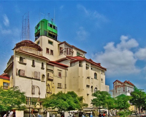 嗯，用户让我写一篇关于鼻修复手术的文章，标题和内容都要写。首先，我得确定标题，得吸引人又专业。可能用鼻修复手术，从选择到恢复的全指南这样的标题，既说明了手术的范围，又涵盖了整个流程