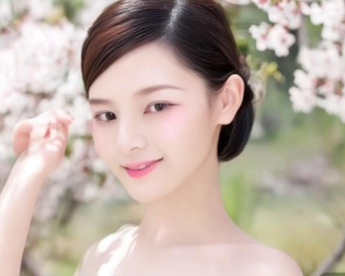 嗯，用户让我写一篇关于玻尿酸注射的文章，标题和内容都要写。首先，我得确定标题，得吸引人，同时涵盖玻尿酸注射的主要点。玻尿酸注射通常用于补水和抗衰老，所以标题可以是玻尿酸注射，补水与抗衰老的秘密