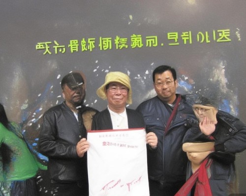 接下来，文章内容需要不少于917个字。我得确保内容结构清晰，涵盖定义、研究进展、临床应用、优势和挑战，以及未来展望。这样文章才会全面且有深度