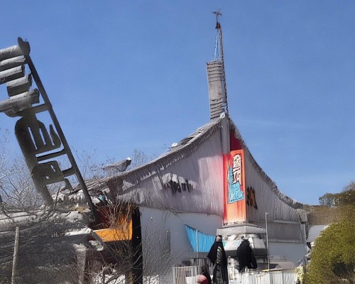 嗯，用户让我写一篇关于鼻修复手术的文章，标题和内容都要写。首先，我得确定标题，得吸引人，同时包含关键词鼻修复手术。可能用一些吸引眼球的词汇，比如重塑你的气质或者轻松解决鼻部问题