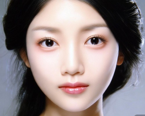 用户可能希望文章不仅停留在理论层面，还要有实际的例子和应用，这样内容会更丰富。因此，我需要确保每个部分都有足够的细节和例子，让读者能够理解面部轮廓协调的多方面