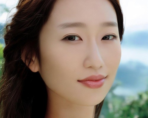 我应该先确定文章的结构。可能分成几个部分，比如结构分析、文化象征、保护措施和未来展望。这样内容会比较全面。标题方面，要吸引人，同时点明主题，示例中的标题不错，可以参考一下