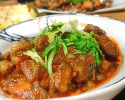 好，用户让我写一篇关于塌鼻梁矫正的文章，标题和内容都要写。首先，我需要确定标题，得吸引人又专业。可能用塌鼻梁矫正，从外观到气质的全面提升这样的标题，既点明了主题，又有一定的吸引力