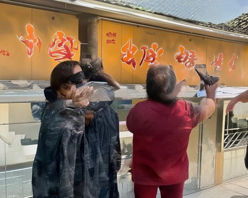 嗯，用户让我写一篇关于垫高鼻梁的文章，标题和内容都要写。首先，我得确定标题，得吸引人又专业。可能用垫高鼻梁，从美学到功能性，全解析这样的标题，既涵盖了美学也提到了功能性，比较全面