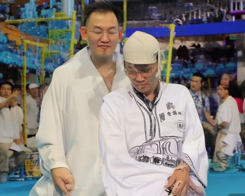 嗯，用户让我写一篇关于玻尿酸注射的文章，标题和内容都要写。首先，我得确定标题，得吸引人，同时又能准确反映内容。玻尿酸注射是一个比较热门的话题，可能用户是想了解这个 procedure 的好处或者效果