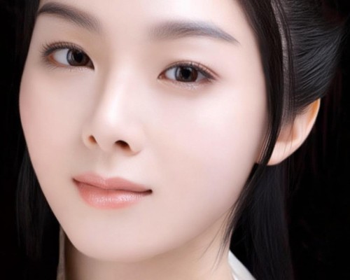 嗯，用户让我写一篇关于鼻额角调整的文章，标题和内容都要写。首先，我得弄清楚什么是鼻额角调整。鼻额角是指鼻梁和额头之间的角度，调整的话可能涉及到美容手术或者自然的改善方法