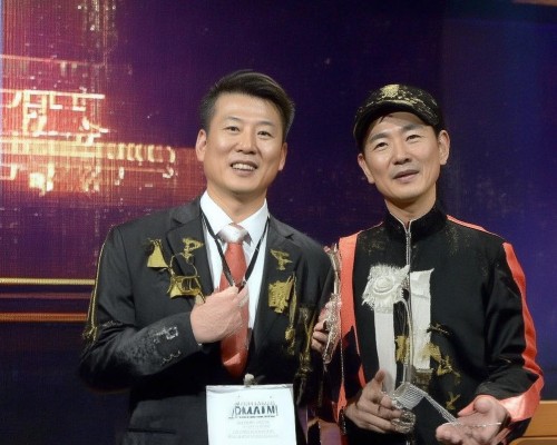 嗯，用户让我写一篇关于垫高鼻梁的文章，标题和内容都要写。首先，我得理解用户的需求。他们可能是在考虑进行鼻整形手术，或者对这个话题感兴趣，想了解相关知识。所以，我需要确保文章内容专业且易于理解