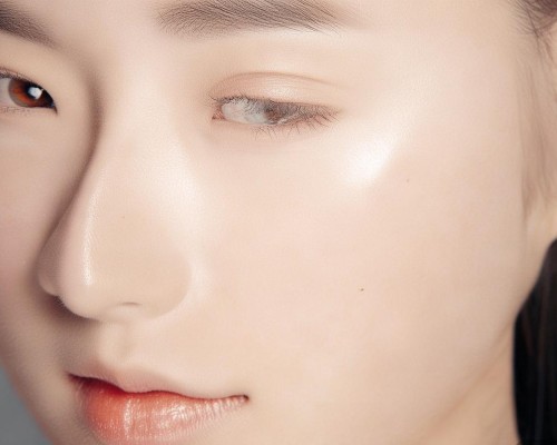 嗯，用户让我写一篇关于小翘鼻的文章，首先我得弄清楚什么是小翘鼻。可能是指鼻梁高挺，显得小巧的鼻子，或者是鼻部结构比较特殊。我需要先查一下相关资料，确认这个词的具体含义