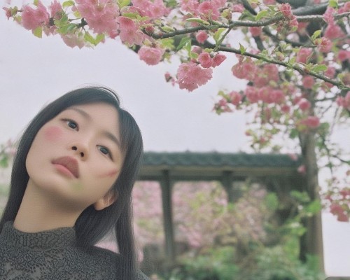 在引言部分，我需要介绍外伤性鼻畸形的常见原因和影响，让读者了解其严重性。症状描述部分，可以详细列出不同类型的畸形，比如鼻骨突出、鼻中隔偏曲等，并解释这些症状对生活和美观的影响