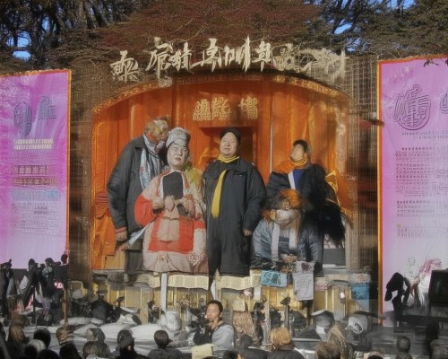 嗯，用户让我写一篇关于玻尿酸注射的文章，标题和内容都要写。首先，我得确定标题，得吸引人又专业。玻尿酸注射现在挺流行的，可能用玻尿酸注射，从原理到应用全解析这样的标题，既说明了内容，又涵盖了各个方面