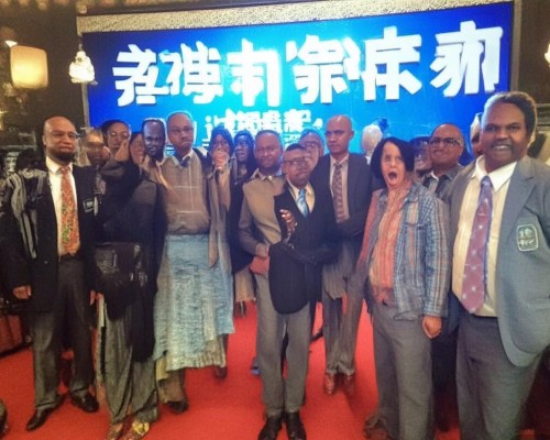 好，用户让我写一篇关于网红鼻的文章，先写标题，再写内容，内容不少于956个字。首先，我需要明确网红鼻指的是什么。可能是指网红的鼻子，或者是网红鼻孔之类的，或者是与网红相关的鼻子相关的文化现象