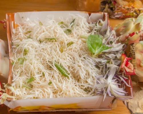 嗯，用户让我写一篇关于小翘鼻的文章，首先得确定标题。标题要吸引人，可能用比喻的方式，比如小翘鼻，解读面部语言中的温柔密码。这样既点明了主题，又有一定的文学性